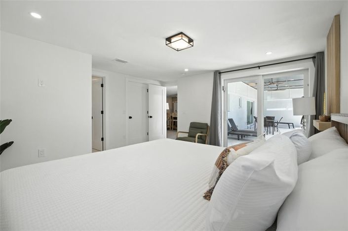 Image No.24-6 Bed Property for sale