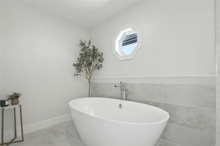 Image No.39-6 Bed Property for sale