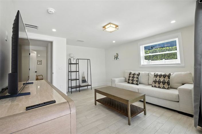 Image No.43-6 Bed Property for sale