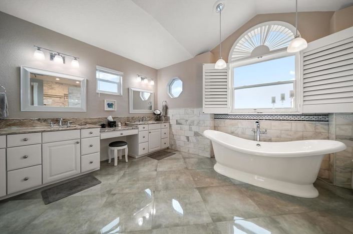 Image No.50-5 Bed Property for sale