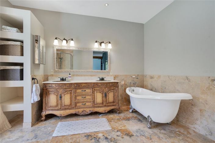 Image No.28-3 Bed Property for sale