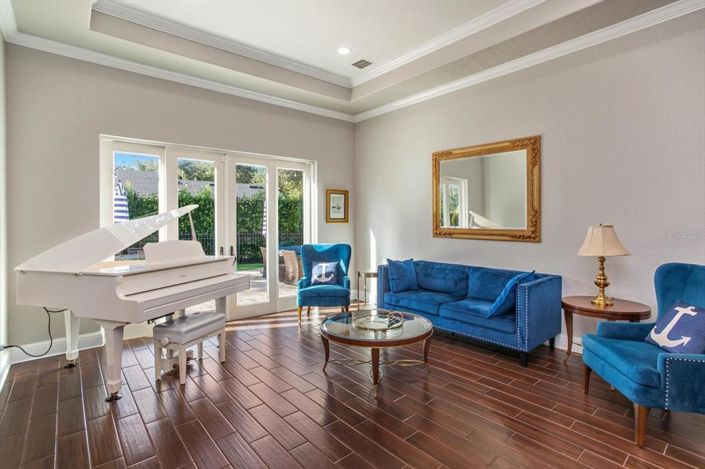 Image No.16-6 Bed Property for sale