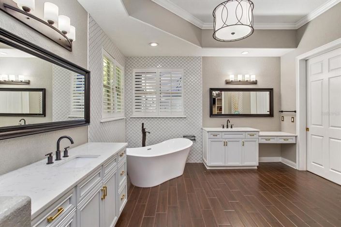 Image No.19-6 Bed Property for sale