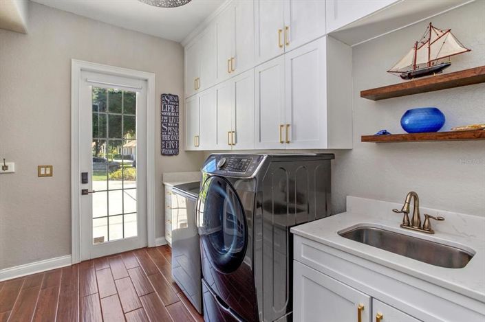 Image No.30-6 Bed Property for sale