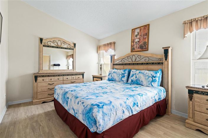 Image No.17-5 Bed Property for sale