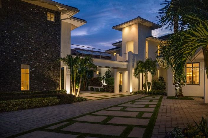 Image No.1-6 Bed Property for sale
