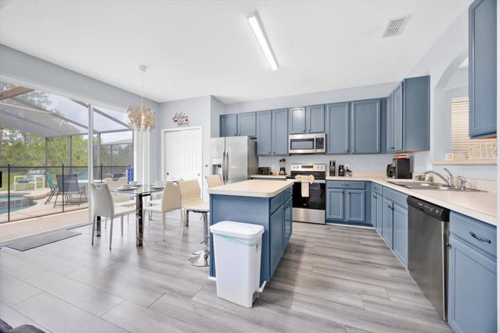 Image No.8-6 Bed Property for sale