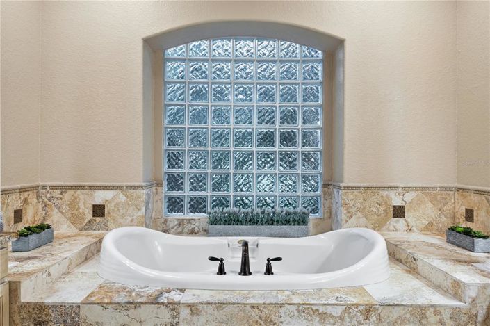 Image No.40-5 Bed Property for sale