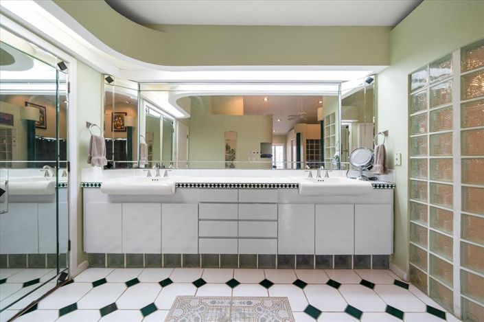 Image No.17-4 Bed Property for sale