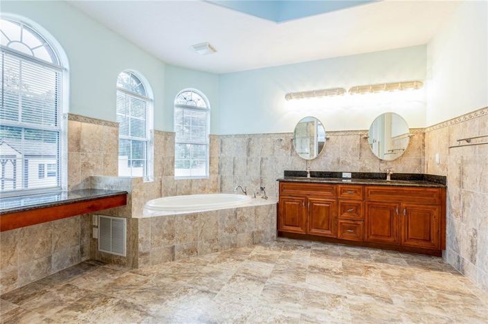 Image No.40-4 Bed Property for sale