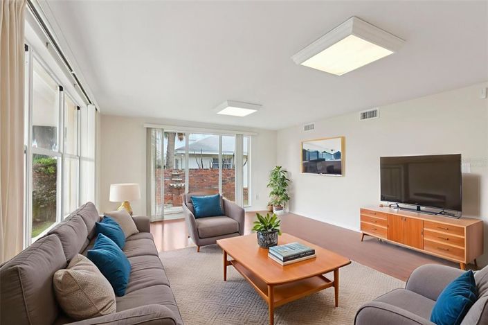 Image No.8-3 Bed Property for sale