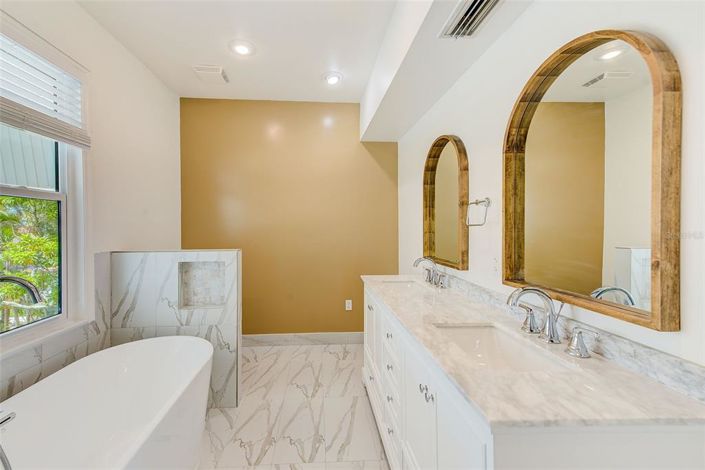 Image No.16-4 Bed Property for sale