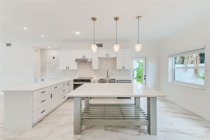 Image No.7-4 Bed Property for sale