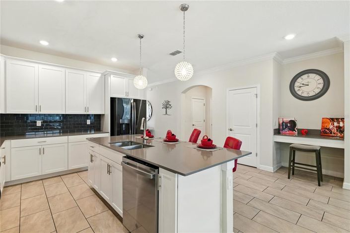 Image No.19-6 Bed Property for sale