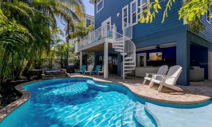 Image No.28-6 Bed Property for sale