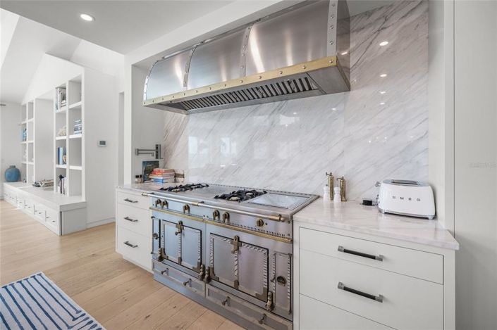 Image No.12-5 Bed Property for sale