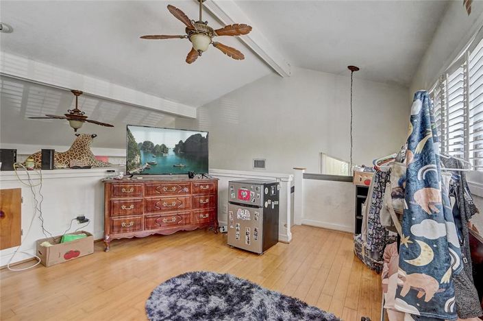 Image No.17-2 Bed Townhouse for sale