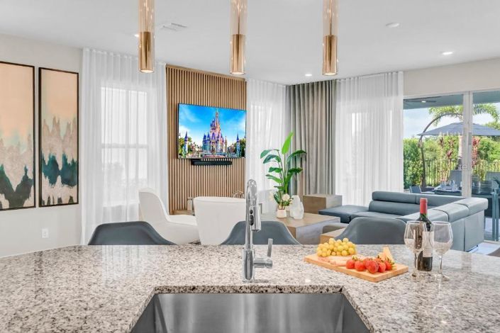 Image No.10-6 Bed Property for sale