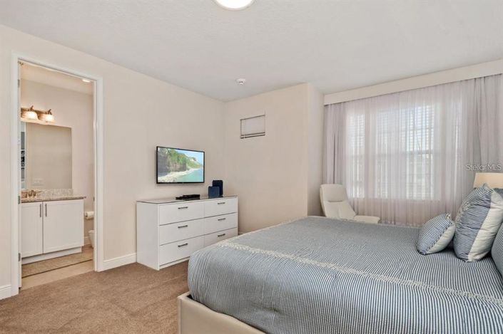 Image No.12-8 Bed Property for sale