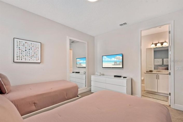 Image No.19-8 Bed Property for sale