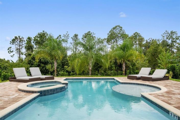 Image No.8-8 Bed Property for sale