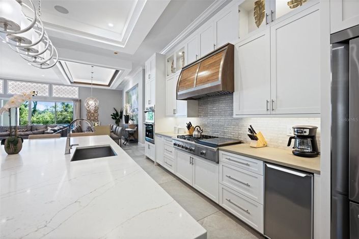 Image No.17-10 Bed Property for sale