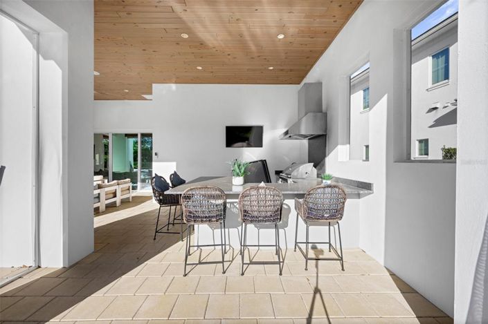 Image No.77-10 Bed Property for sale