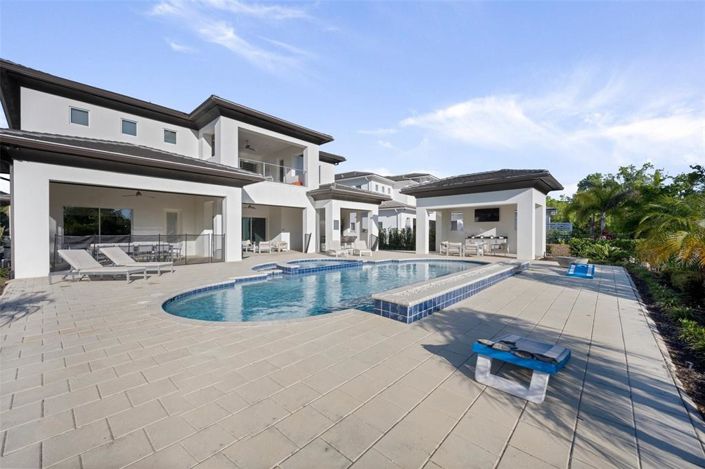 Image No.81-10 Bed Property for sale