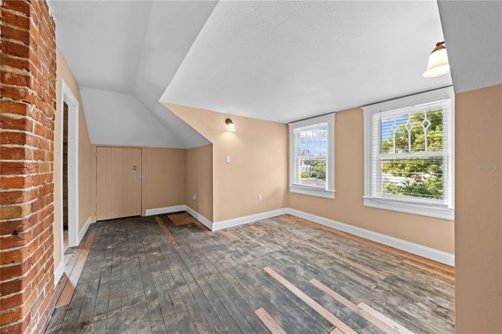 Image No.98-4 Bed Property for sale