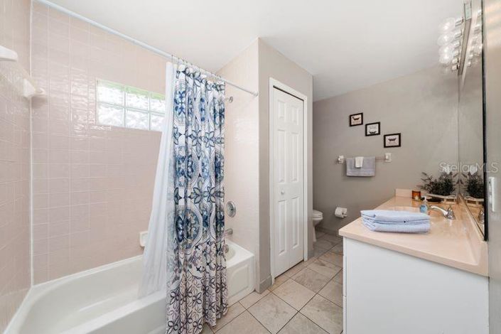 Image No.12-3 Bed Property for sale