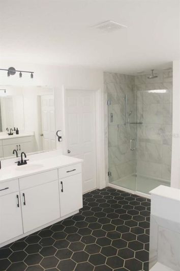 Image No.20-6 Bed Property for sale