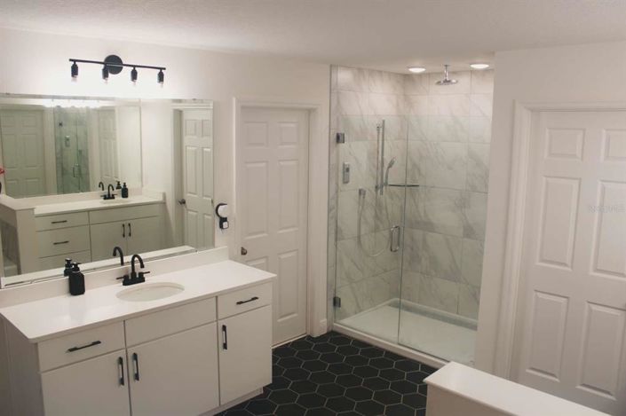 Image No.21-6 Bed Property for sale