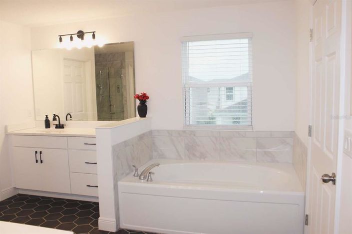 Image No.22-6 Bed Property for sale