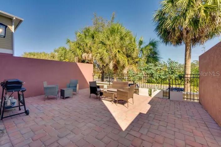 Image No.26-5 Bed Townhouse for sale