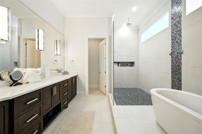 Image No.29-7 Bed Property for sale