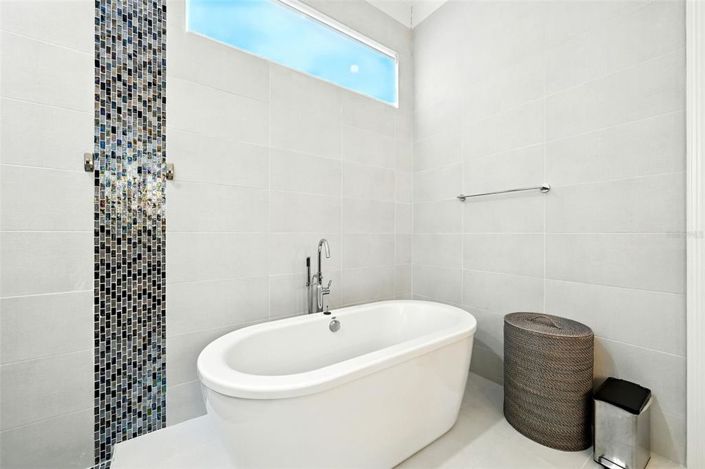 Image No.31-7 Bed Property for sale