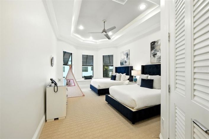 Image No.51-7 Bed Property for sale