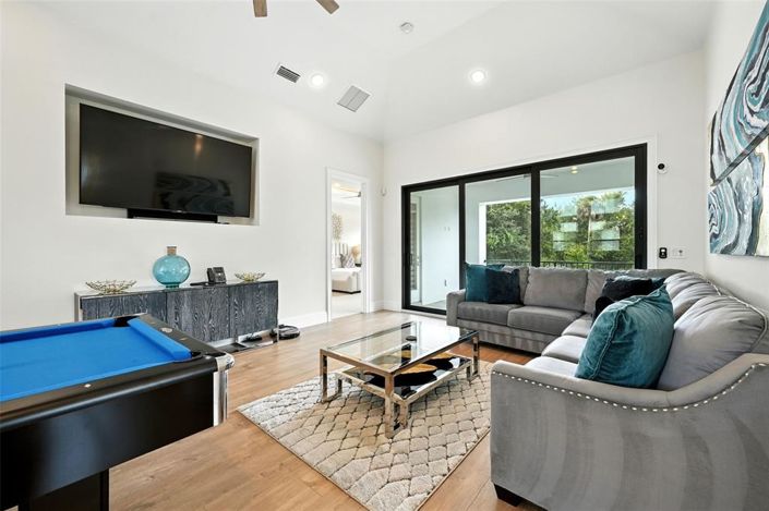 Image No.75-7 Bed Property for sale