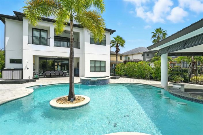 Image No.83-7 Bed Property for sale