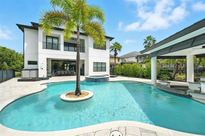 Image No.84-7 Bed Property for sale