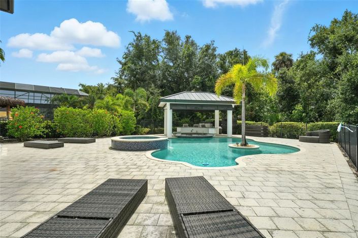 Image No.90-7 Bed Property for sale