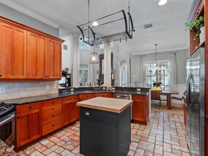 Image No.20-6 Bed Property for sale