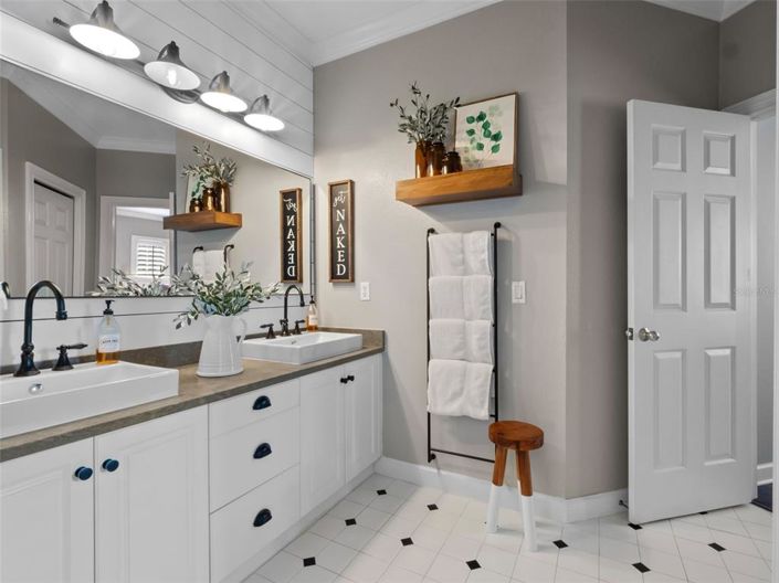 Image No.37-6 Bed Property for sale