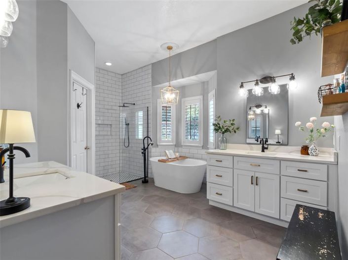 Image No.5-6 Bed Property for sale