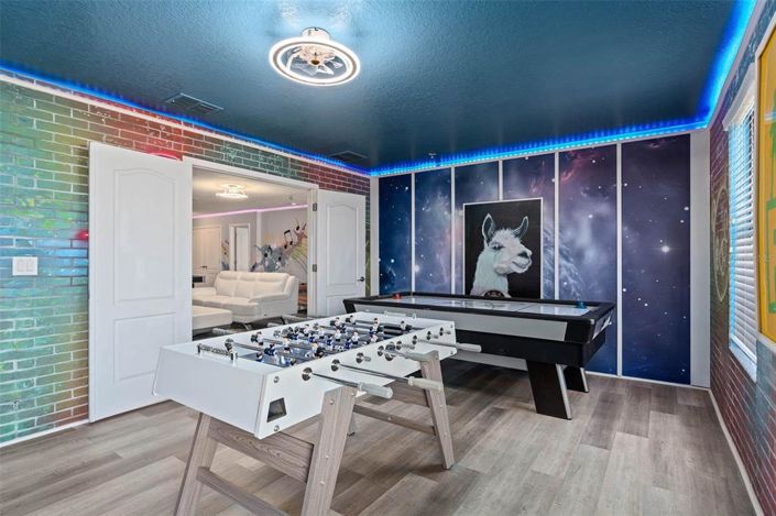 Image No.12-8 Bed Property for sale