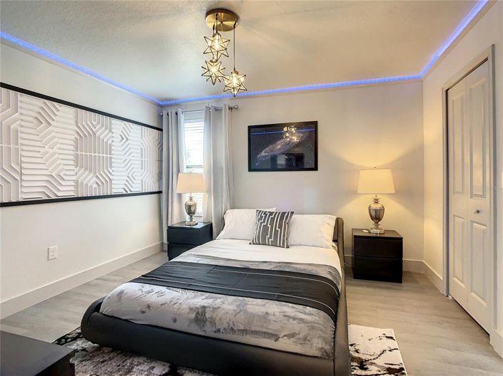 Image No.11-8 Bed Property for sale