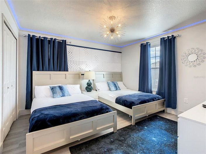 Image No.12-8 Bed Property for sale