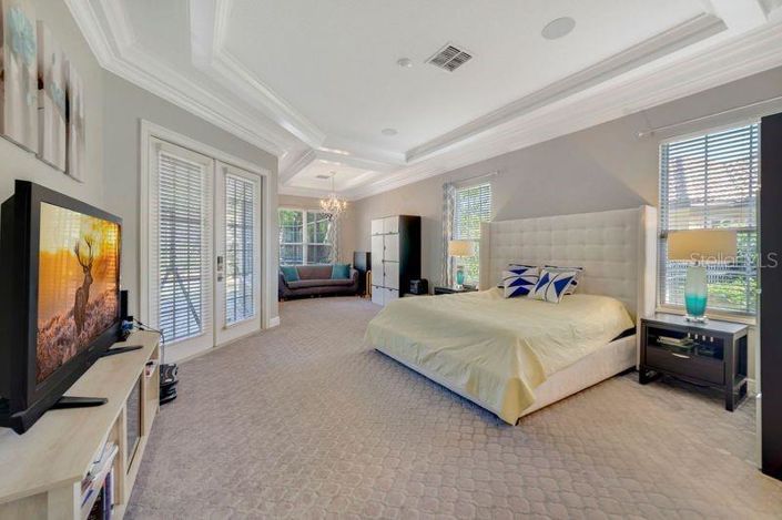 Image No.10-6 Bed Property for sale