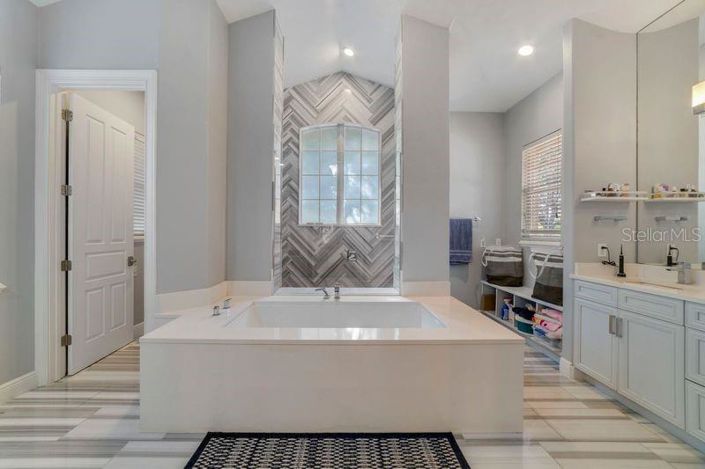 Image No.12-6 Bed Property for sale