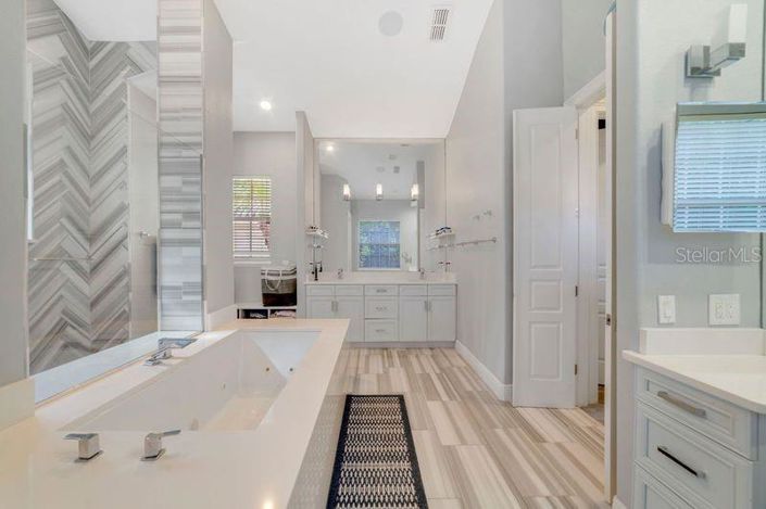 Image No.13-6 Bed Property for sale